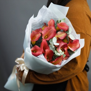 Букет из 17 нежных калл с эвкалиптом в Дзержинском