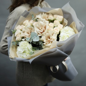Букет "Вайб" из роз Эквадор Квиксенд, гортензии и кустовых роз в Дзержинском