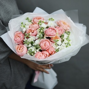 Букет "Наоми" из кустовых пионовидных роз Джульетта и ароматных маттиол в Дзержинском