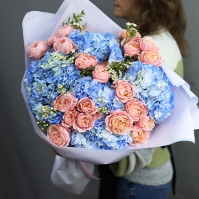 Букет "Тону в твоих глазах" из кустовых пионовидных роз Джульетта, хамелациума и гортензий в Дзержинском