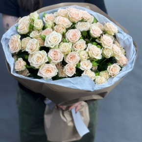 Нежный букет из 17 кремовых кустовых роз (60 см) в Дзержинском