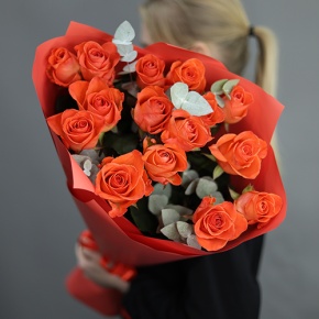 Букет из 15 морковных роз с эвкалиптом (70 см) в Дзержинском