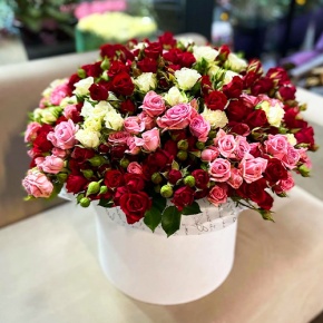 Композиция в шляпной коробке из 101 кустовой розы микс (50 см) в Дзержинском