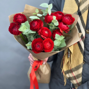 Букет из 11 ранункулюсов и эвкалипта в Дзержинском