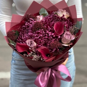 Букет "Импульс" из скиммии, калл, роз и хризантем Бигоуди в Дзержинском