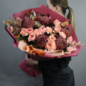 Букет "Осенний блюз" из хризантем Бигоуди, диантусов, скиммии и роз Риджентс парк  в Дзержинском