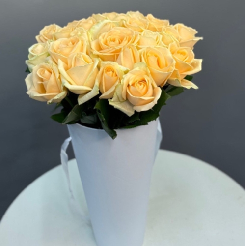 25 кремовых роз в конусе в Дзержинском