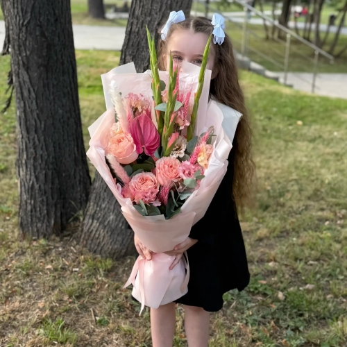 Букет на 1 сентября с гладиолусами, розами и антуриумом в Дзержинском