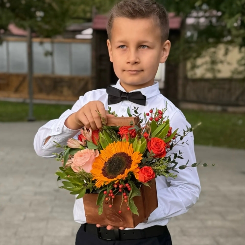 Деревянный ящик с подсолнухом, розами и калиной в Дзержинском