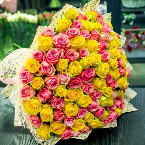 Букет из 101 розовой и лимонной розы (50 см) в Дзержинском