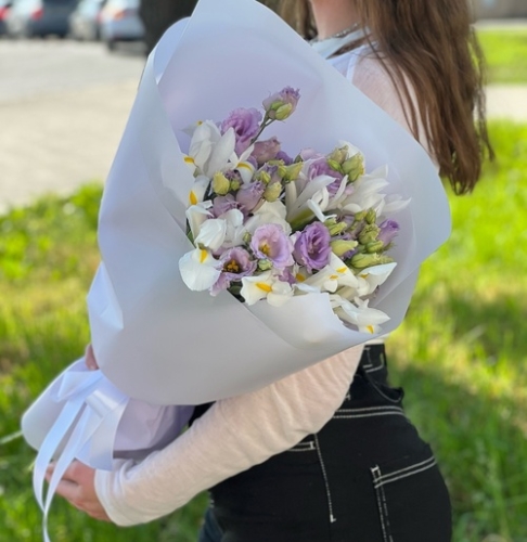 Букет "Вива ла дива" из эустом и ирисов в Дзержинском
