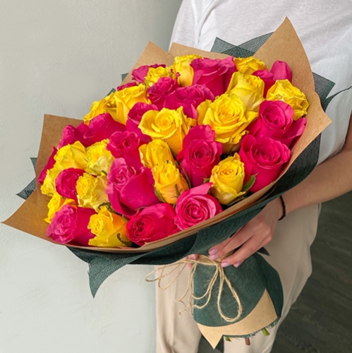 Букет из 51 малиновой и лимонной розы (40 см) в Дзержинском