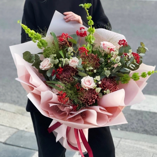 Букет "Вернисаж" из калины, хризантем Бигоуди, молюцеллы, паникума, роз и астранции в Дзержинском