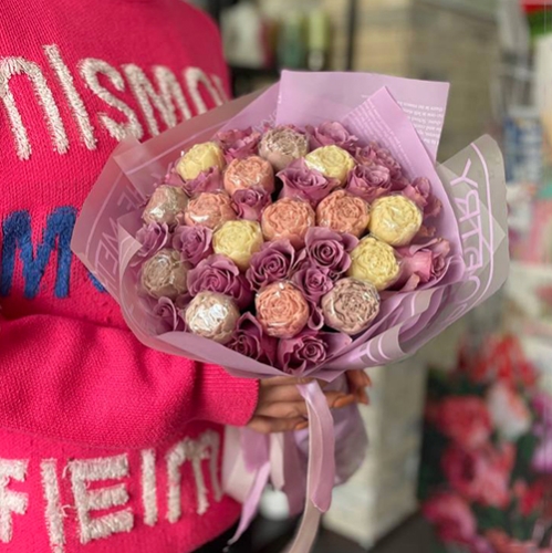Букет из роз и шоколадных пионов в Дзержинском