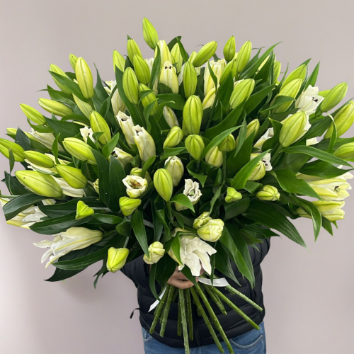 Объемный букет из 27 ароматных белых лилий в Дзержинском
