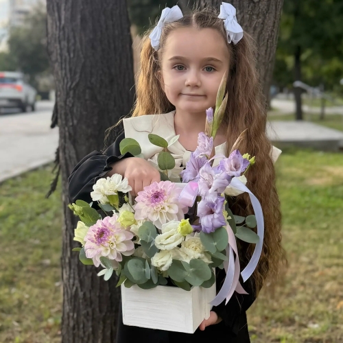 Композиция с георгинами на 1 сентября в белом ящике в Дзержинском