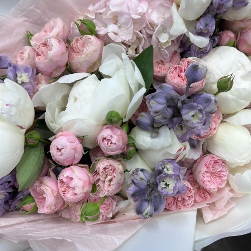 Букет " Лавина чувств" с пионами, дельфиниумом и розами в Дзержинском