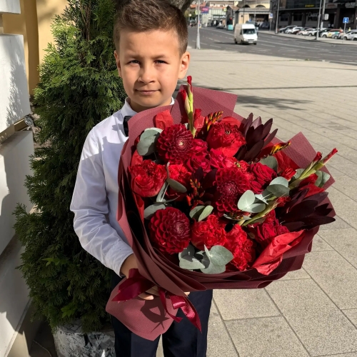 Букет с георгинами, розами и леукадендроном в Дзержинском