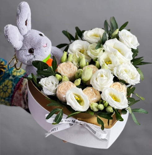 Композиция в коробке сердца из шоколадных пионов и эустом в Дзержинском